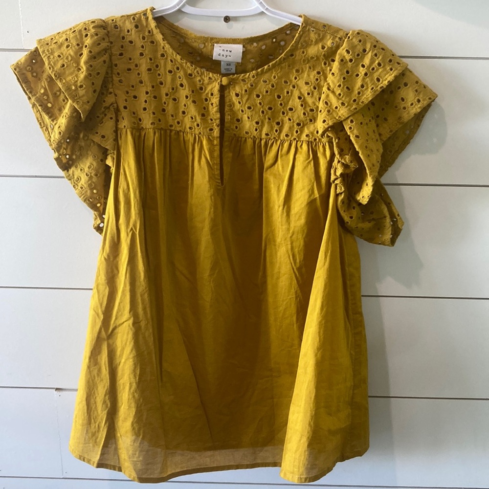A NEW DAY. Short sleeve shirt.